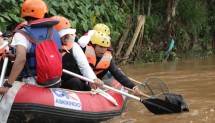 Menteri BUMN Rini M. Soemarno ikuti kegiatan Operasi Bersih Sungai dalam rangkaian HUT BUMN Bersama dan HUT Ke-60 Kementerian BUMN di Rindam Jaya, Jakarta Timur, 08/04 menyusuri kali Ciliwung (Foto: BUMN.go.id)