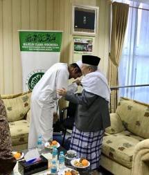Ketum FPI Ustad Sobri Lubis mencium tangan KH Maruf Amin 
