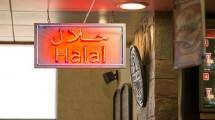 Ilustrasi label halal di restoran. (Geography Photos)