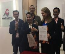 CEO Telin Hong Kong Indarto Nata (kedua dari kiri) dan Country Manager Hong Kong Superloop Susana Halliday (kedua dari kanan) usai penandatanganan Agreement pelanggan neuCentrIX Hong Kong yang disaksikan oleh Direktur Wholesale & International Servic
