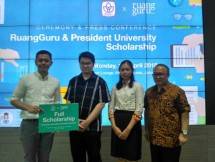 Kawasan industri Jababeka bekerja sama dengan Ruangguru menyerahkan beasiswa kuliah di President University kepada 3.700 siswa/i berprestasi terbaik. 