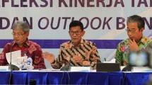  Direktur Utama PT Perusahaan Umum Jaminan Kredit Indonesia ( Perum Jamkrindo) Diding S Anwar (tengah)-Rizki Meirino
