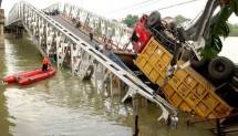 Jembatan Widang yang menghubungkan Kecamatan Babat-Widang, Kabupaten Lamongan dengan Kabupaten Tuban, Jawa Timur ambrol pada Selasa (17/4/2018) pagi.