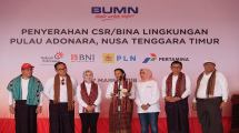 Menteri BUMN RI Rini M. Soemarno (tengah), bersama Direktur Utama BNI Achmad Baiquni (ke-dua dari kanan), Direktur Utama Bank Mandiri Kartika Wirjoatmodjo (ke-dua dari kiri), Direktur Utama ASDP Ira Puspa Dewi (ke-tiga dari kanan), Direktur Utama Tel