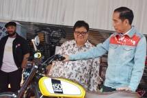 Presiden Joko Widodo bersama Menteri Perindustrian Airlangga Hartarto dalam ajang IIMS 2018