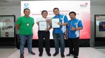 Ketua Umum Sekar Asep Mulyana (kedua dari kanan) dan Direktur Utama Telkom Alex J. Sinaga (kedua dari kiri) usai Penandatanganan Perjanjian Kerja Bersama (PKB) VII disaksikan oleh Direktur Human Capital Telkom Herdy Harman (paling kiri).