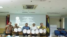 Direktur Utama PT RFB Ovide Decroli (tengah), didampingi oleh Chief Business Officer PT RFB Teddy Prasetya (kiri), melakukan penandatanganan MoU Futures Trading Learning Center (FTLC), bersama Direktur Utama JFX Stephanus Paulus Lumintang (kanan)