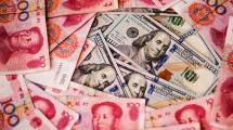 Ilustrasi Dollar dan Yuan (Bloomberg Via Getty Images)