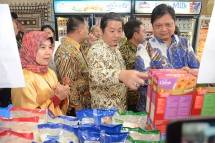 Menteri Perindustrian Airlangga Hartarto bersama Ketua Umum Gapmmi Adhi Lukman dalam acara Pameran Industri Makanan dan Minuman di Plasa Industri Kementerian Perindustrian