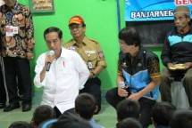 Presiden Jokowi dan Sekjen Kemensos Harry Hikmat (Pakai Topi) (Foto Dok Industry.co.id)