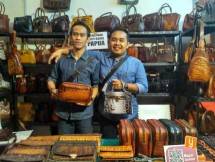 Perajin aneka kulit dari Argoboyo yang menyuguhkan berbagai produk berbahan kulit buaya.