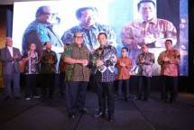 Soegiharto menyerahkan penghargaan Best of The Best BUMN Revolusi Mental BUMN Award 2018 kepada VP Human Capital Strategic Management Telkom Dharma Syahputra (Foto Dok Industry)