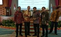 Kepala BP Batam Lumita Dinarsyah Tuwo bersama Direktur Utama Bank BJB Achmad Irfan didampingi oleh Ketua Umum HKI Sanny Iskandar seusai penandatanganan MoU antara BP Batam dengan Bank BJB (Foto: Ridwan/Industry.co.id)