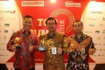 PT Food Station Tjipinang Jaya (PT FSTJ) berhasil meraih tiga penghargaan TOP BUMD Award 2018 dari Majalah Indonesia Business News, di Balai Kartini, Jakarta Selatan, Kamis (3/5).