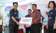 Direktur PT Bumi Serpong Damai Tbk Syukur Lawigena saat menyerahkan bantuan Pendidikan kepada Plt Bupati Tangerang