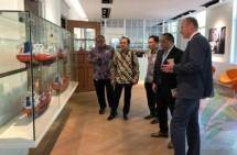 Dubes RI Den Haag diterima langsung oleh CEO AV Group, Jan M. Valkier dan jajaran manajemen perusahaan yaitu Ferdinand Dekker, Manager HR Marine dan Alex Spoelma, Crewing Manager di kantor Anthony Veder (AV) Rotterdam