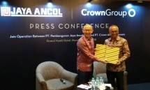 CEO Crown Group, Iwan Sunito bersama Direktur Utama PT Pembangunan Jaya Ancol, Tbk C. Paul Tehusirjana saat acara penandatanganan kerja sama (Foto: Ridwan/Industry.co.id)