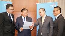 Chief Executive Officer Citibank N.A Indonesia Batara Sianturi dua dari kiri.