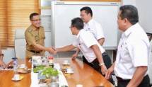 Bupati Banyuwangi Abdullah Azwar Anas dan direksi PT INKA 