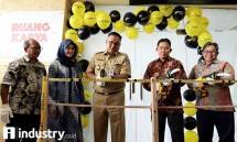 Wakil Walikota Depok Priadi Supriatna dan Country Director Stanley Black & Decker Indonesia King Hartono Hamidjaja, mencoba peralatan wood working, saat peresmian Ruang Karya Stanley Black & Decker, di Depok, Selasa (8/5/2018).