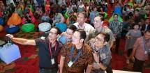 Menkominfo Rudiantara, CEO Go-jek Nadiem Makarim, CEO Traveloka Ferry Unardi, CEO Tokopedia William Tanuwidjaya, dan CEO Bukalapak Achmad Zaky, saat swa-foto bersama dengan para start-up lokal di 1st NextICorn International Summit, di Bali Nusa Dua C