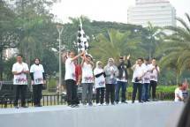 Wapres Jusuf Kalla bersama Gubernur DKI Jakarta Anies Baswedan membuka Parade Asian Games di Silang Monas, Jakarta