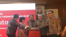 Ketua Dewan Komisioner OJK Wimboh santoso ketiga ddari kanan