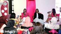  Dr. Melyawati Hermawan Sp.KK, Dermatologis bersama Charmaine E. Sales, Brand Manager Personal Care Maxi-Peel