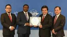 Presiden Dewan ICAO, Dr. Olumuyiwa Benard Aliu menyerahkan Council President Certificate kepada Direktur Jenderal Perhubungan Udara RI 