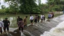 Mentan Amran Sulaiman sebrangi irigasi di sebuah desa