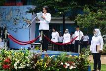 Direktur Jenderal Informasi dan Komunikasi Publik Rosarita Niken Widiastuti saat membacakan Sambutan Menteri Kominfo dalam Upacara Peringatan Hari Kebangkitan Nasional ke-110 di Lapangan Anantakupa Kementerian Komunikasi dan Informatika, Jakarta