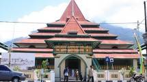 Masjid Kesultanan Ternate di Kawasan Jalan Sultan Khairun, Kelurahan Soa Sio, Kecamatan Ternate Utara, Kota Ternate, Provinsi Maluku Utara. (Foto: galeriwisata.wordpress.com)
