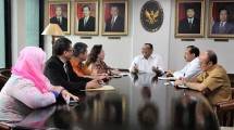 Menteri Koperasi dan UKM Puspayoga Menerima Ketua Umum Indonesian Diaspora Network-China Prof. Yenni Thamrin dan Presiden Komisaris China Strong Food Group Mr. Li Yong Kui di kantornya, Jakarta, Rabu (4/1/2017) (INDUSTRY.co.id/Ahmad Fadli)