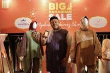 Ivan Gunawan, Founder dan Creative Director dari Mandjha bersama koleksi dari Mandjha. (Dok Industry.co.id)