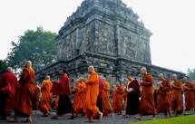 Biksu di candi Mendut Jawa Tengah (Foto Dok Industry.co.id)