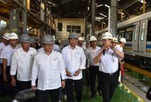 Seskab Pramono Anung bersama Menhub dan Menteri PUPR mengunjungi PT INKA, di Madiun, Jatim, Selasa (29/5) siang. (Foto: Oji/Humas)