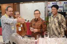 Dirjen IKTA Kemenperin Achmad Sigit Dwiwahjono bersama Ketua Asosiasi Kaca Lembaran dan Pengaman Yustinus Gunawan dalam acara Pameran Produk Industri Bahan Galian Nonlogam di Plasa Industri Kemenperin
