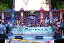 Acara buka bersama dengan anak yatim di Sumarecon Mal Bekasi