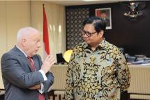 Menteri Perindustrian Airlangga Hartarto bersama Duta Besar Australia untuk Indonesia Gary Quinlan AO