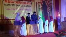 KH Misbah Saiful Bahri (Pimpinan Pesantren Tahfizh Al Uswah), Kepala Sekolah SD Islam Pesantren Tahfiz Al Uswah Rohmat Soleh dan Ratih (Manager Tahfizh)