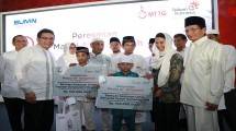 Menteri BUMN Rini M. Soemarno (kedua kanan) bersama Imam Besar Masjid Istiqlal Prof. Dr. K.H Nasaruddin Umar, M.A (kanan), Direktur Utama Telkom Alex J, Sinaga (kiri) memberikan bantuan santunan untuk 10 yayasan panti asuhan sebagai salah satu rangka