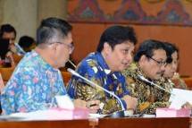 Menteri Perindustrian Airlangga Hartarto bersama Sekretaris Jenderal Kementerian Perindustrian Haris Munandar saat rapat kerja dengan Komisi VI DPR RI 