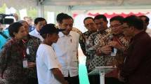 Presiden RI Joko Widodo didampingi Menteri BUMN Rini M. Soemarno memperhatikan penjelasan demo aplikasi Logistik Tani (LOGTAN) dari Direktur Utama Telkom Alex J. Sinaga (kedua dari kanan) 