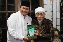 Menperin Airlangga Hartarto bersama Pendiri Pondok Pesantren Al-Anwar, KH Maimoen Zubair