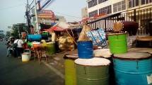 Penjual beduk di Jalan Mas Mansur, Tanah Abang (Foto: Anto)
