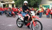 Lara Sylvi Gelar Symphoni Ramadhan Sambil Naik Motor Trail