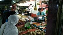 Kesibukan di pasar tradisional