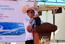 Menteri Komunikasi dan Informatika Rudiantara dalam kunjungan kerja di Kec. Rote Tengah, Kab. Rote Ndao, Nusa Tenggara Timur