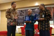 Asistant Vice President Agung Podomoro Land Agung Wirajaya berfoto bersama Kepala Bidang Fisik Badan Perencanaan dan Pembangunan Daerah (BAPPEDA) Jawa Barat, Slamet Mulyanto dan Praktisi Transportasi dari Institut Teknologi Bandung, Ade Sjafruddin (F