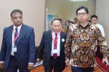 Menteri Perindustrian Airlangga Hartarto bersama Direktur Utama PT Krakatau Steel (Persero) Tbk. Mas Wigrantoro Roes Setiyadi